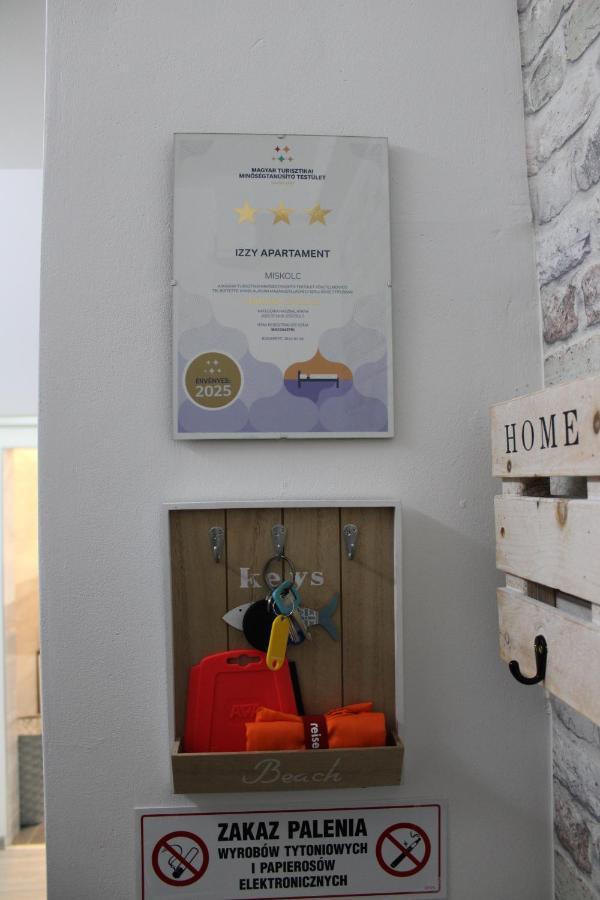 Appartamento Izzy Apartament Miskolc Esterno foto